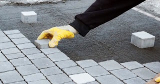 Монтаж тротуарной плитки на даче в Богородицке в октябре