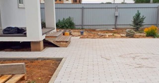 Укладка тротуарной плитки во дворе в Богородицке в октябре